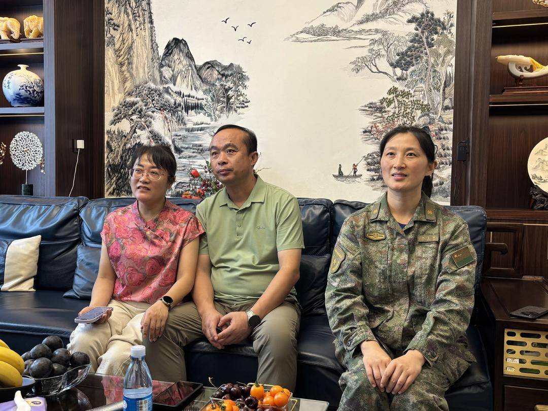 抗战胜利80周年大阅兵民兵方阵，有两名女生来自无锡地区