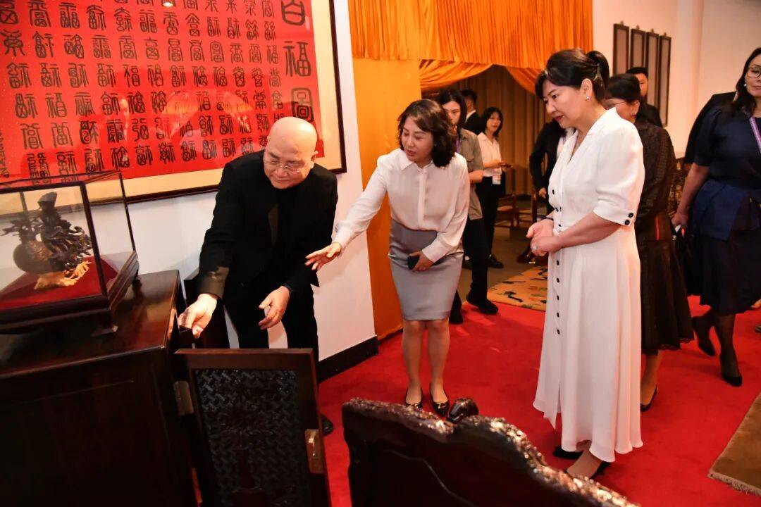 蒙古国总统夫人宝勒尔策策格一行参观中国紫檀博物馆