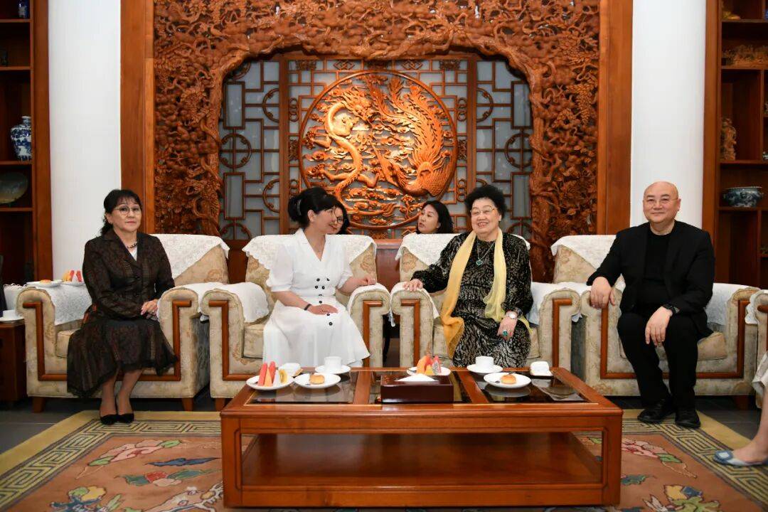 蒙古国总统夫人宝勒尔策策格一行参观中国紫檀博物馆
