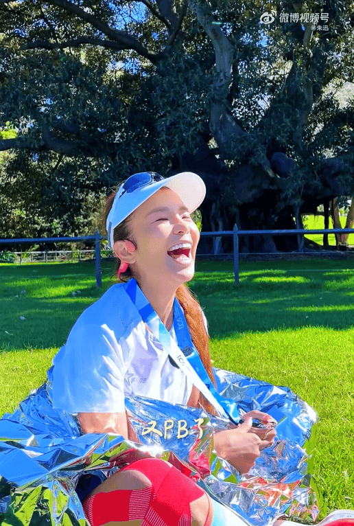 知名主持人朱迅跑完悉尼马拉松全马，开心大笑：又创造个人最好成绩