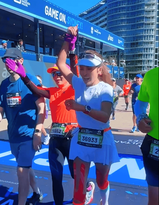 知名主持人朱迅跑完悉尼马拉松全马，开心大笑：又创造个人最好成绩