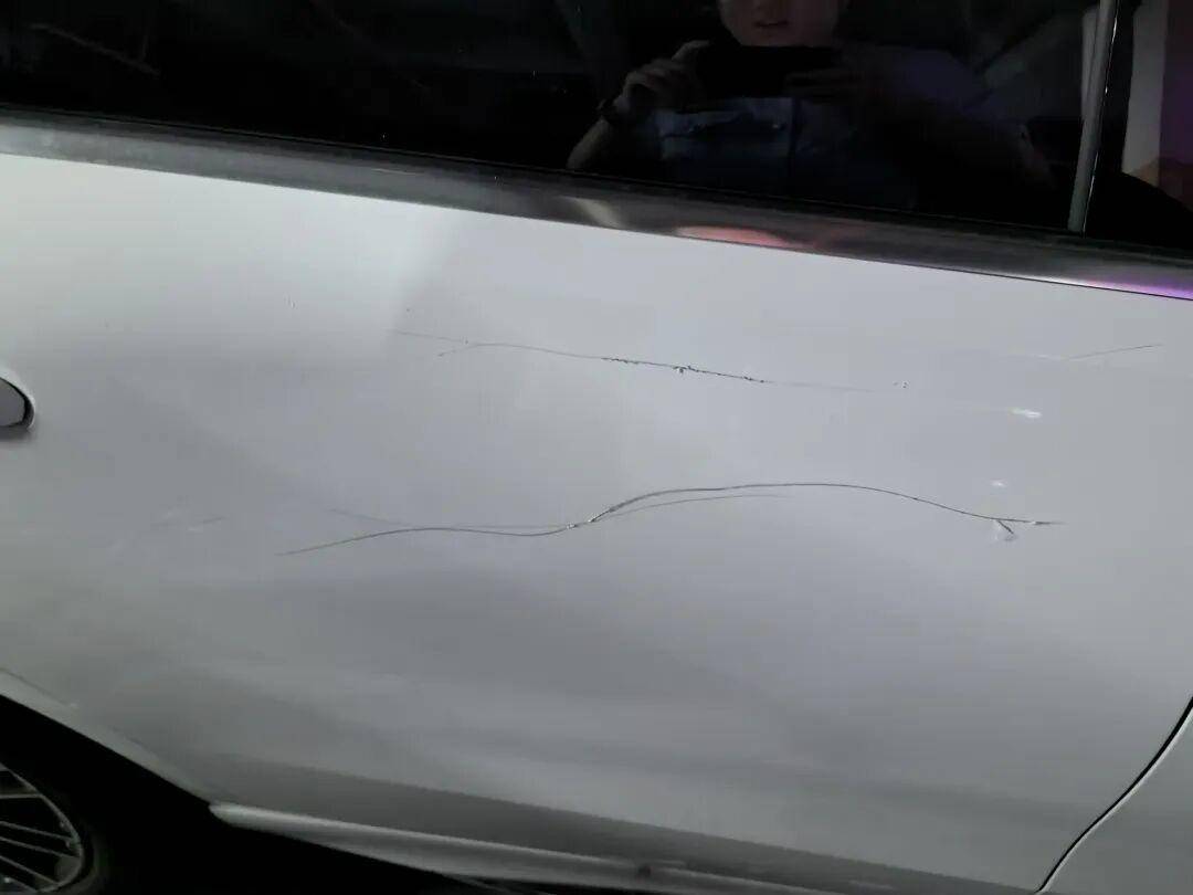 女子用铁片将邻居奔驰车划开数个口子，被采取刑事强制措施 双方曾因车门磕碰发生口角