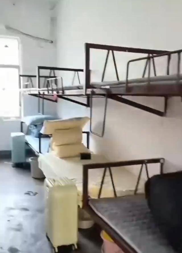 湖南一学生宿舍床铺仅用三角铁和螺丝固定，学校回应