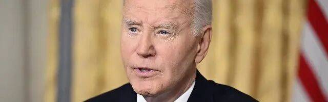 乌军士兵乔装成俄军，与俄士兵寒暄，随后趁其不备将两名俄军枪杀，无人机拍下全过程