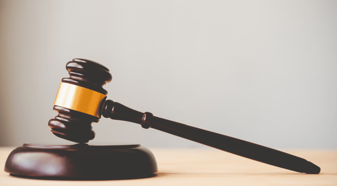 月薪从7300元降至4300元！员工不服调岗被辞退，索赔21万元！法院判了→