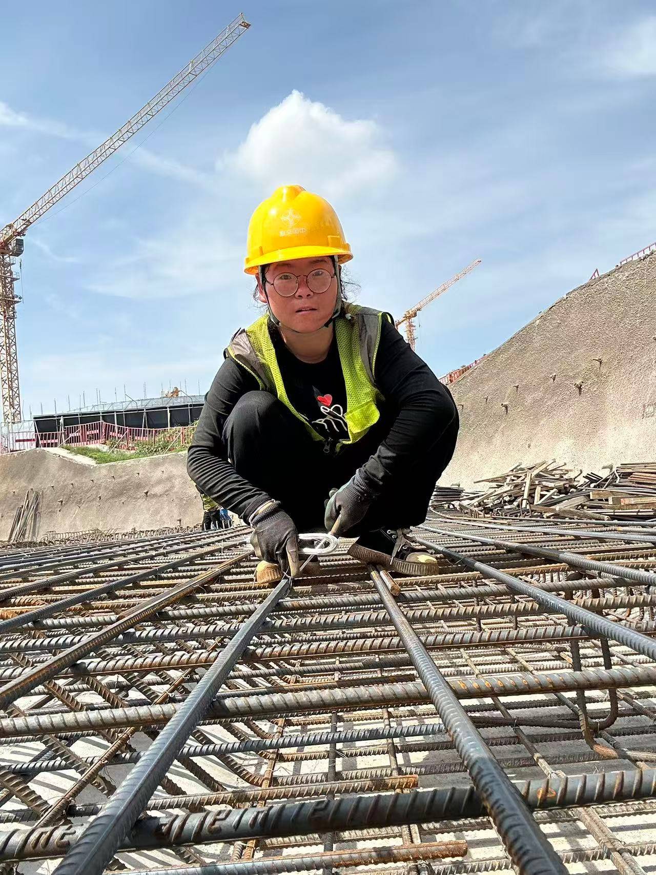 00后女孩工地绑钢筋5年成家里经济支柱：汗水流进眼睛特别疼，工友让我干轻松的活