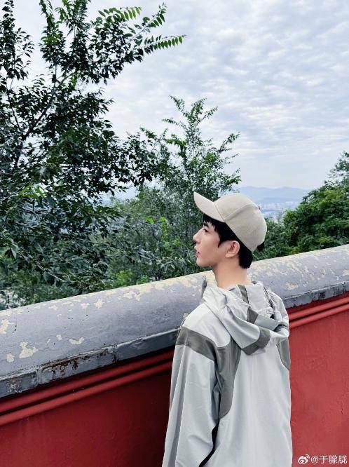 37岁男演员于朦胧被传坠楼，7月刚注销工作室，警方回应