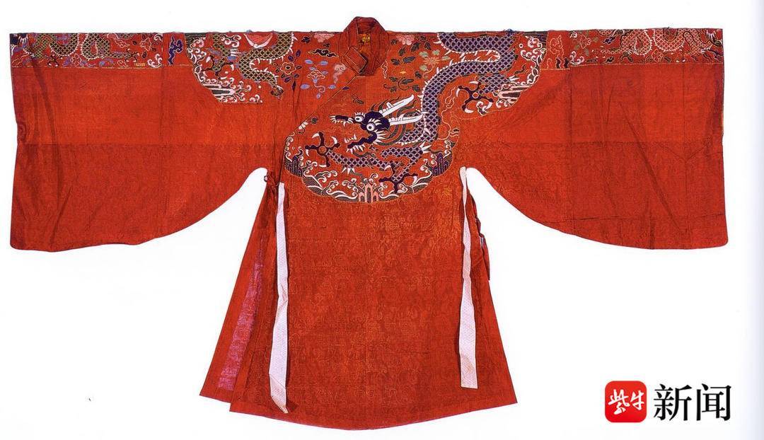 南京云锦博物馆推出新作《红地织金百鸟朝凤柿蒂妆花吉服》