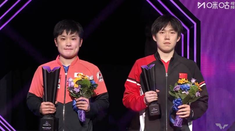 一轮游！张本智和0比3不敌薛飞，日本男乒全部出局，现场观众大喊“张本智和医疗暂停”