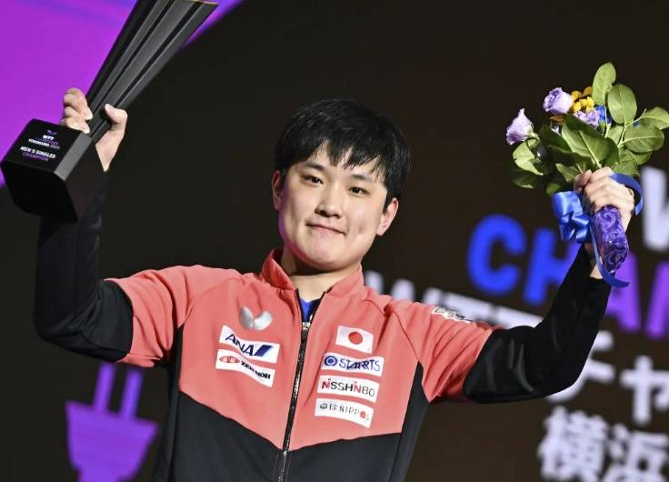 一轮游！张本智和0比3不敌薛飞，日本男乒全部出局，现场观众大喊“张本智和医疗暂停”