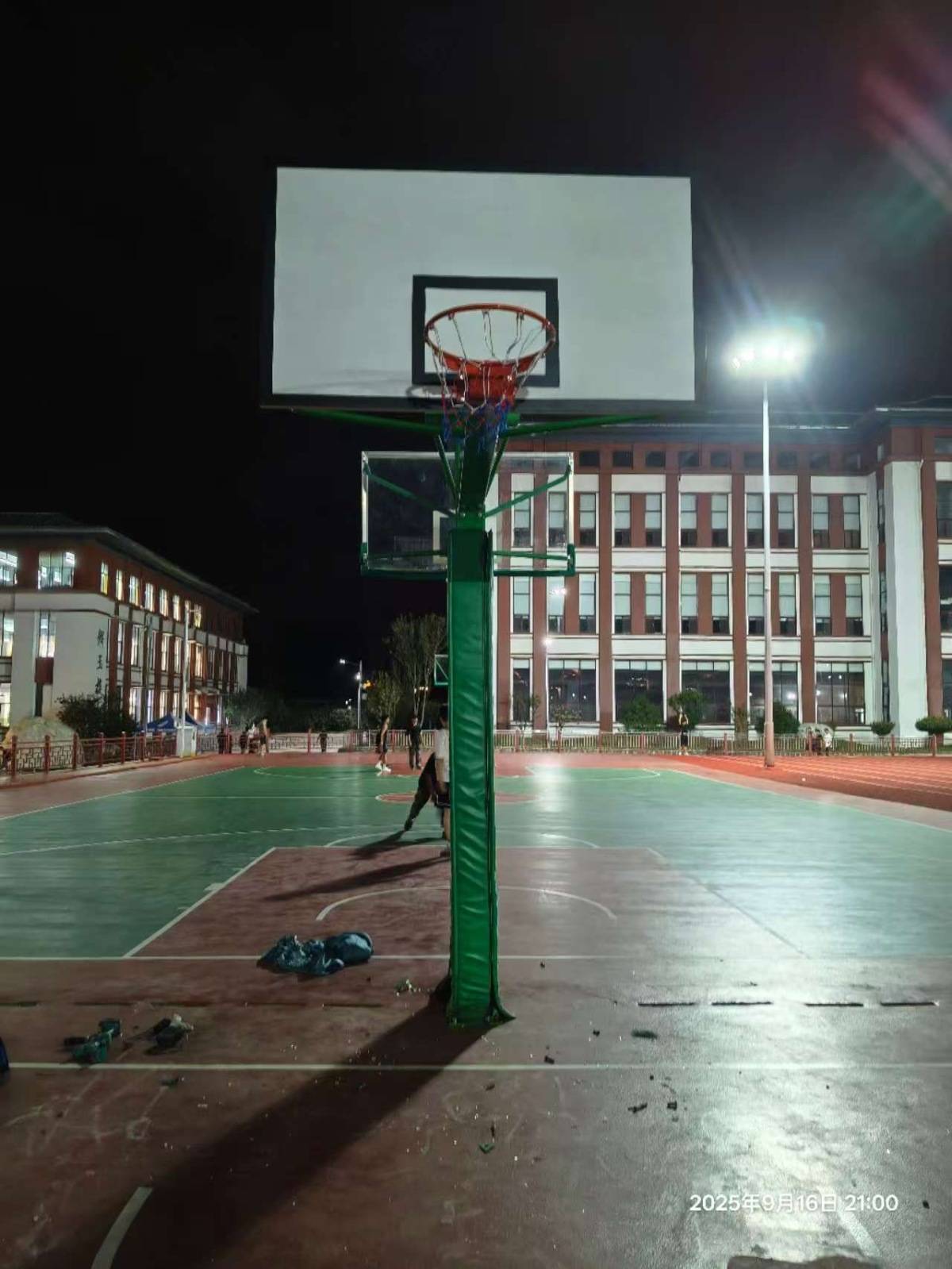 郑州178厘米大学生扣碎篮板，校方：说明弹跳力好！学校出资购买新篮板，已安装好