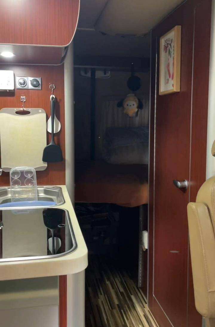 “钥匙在这，我回家了！”上海男子将百万元房车停在南宁街头，请陌生人上车体验