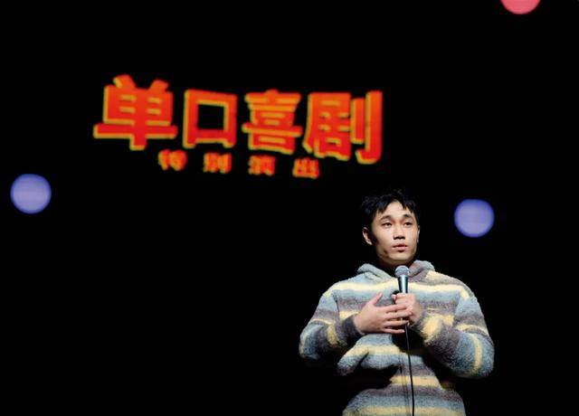 他，“恶狠狠”讲笑话，得了脱口秀冠军