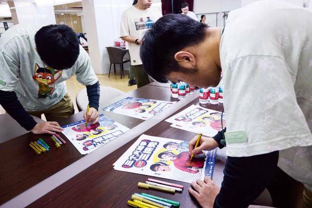 他，“恶狠狠”讲笑话，得了脱口秀冠军