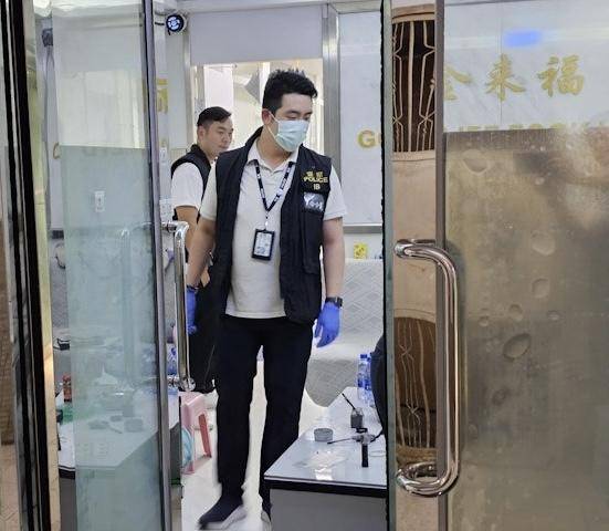 全球多地现黄金大盗！10悍匪闯香港工场，抢走65公斤黄金，当6人面用铁链反锁大门逃离