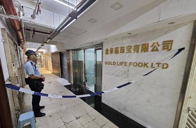 全球多地现黄金大盗！10悍匪闯香港工场，抢走65公斤黄金，当6人面用铁链反锁大门逃离