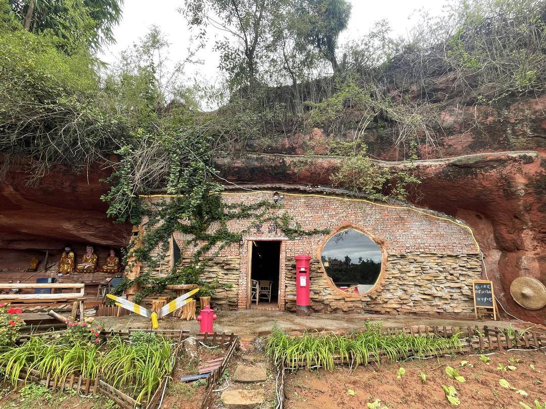 是个人选择还是另有隐情？35岁男子回乡“崖下洞居”惹争议！｜封面深镜