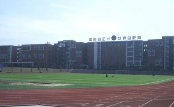 漳州一学生吃食堂免费汤饭被校长骂臭要饭？校方辟谣：学校太好被嫉妒，校长这样会开除