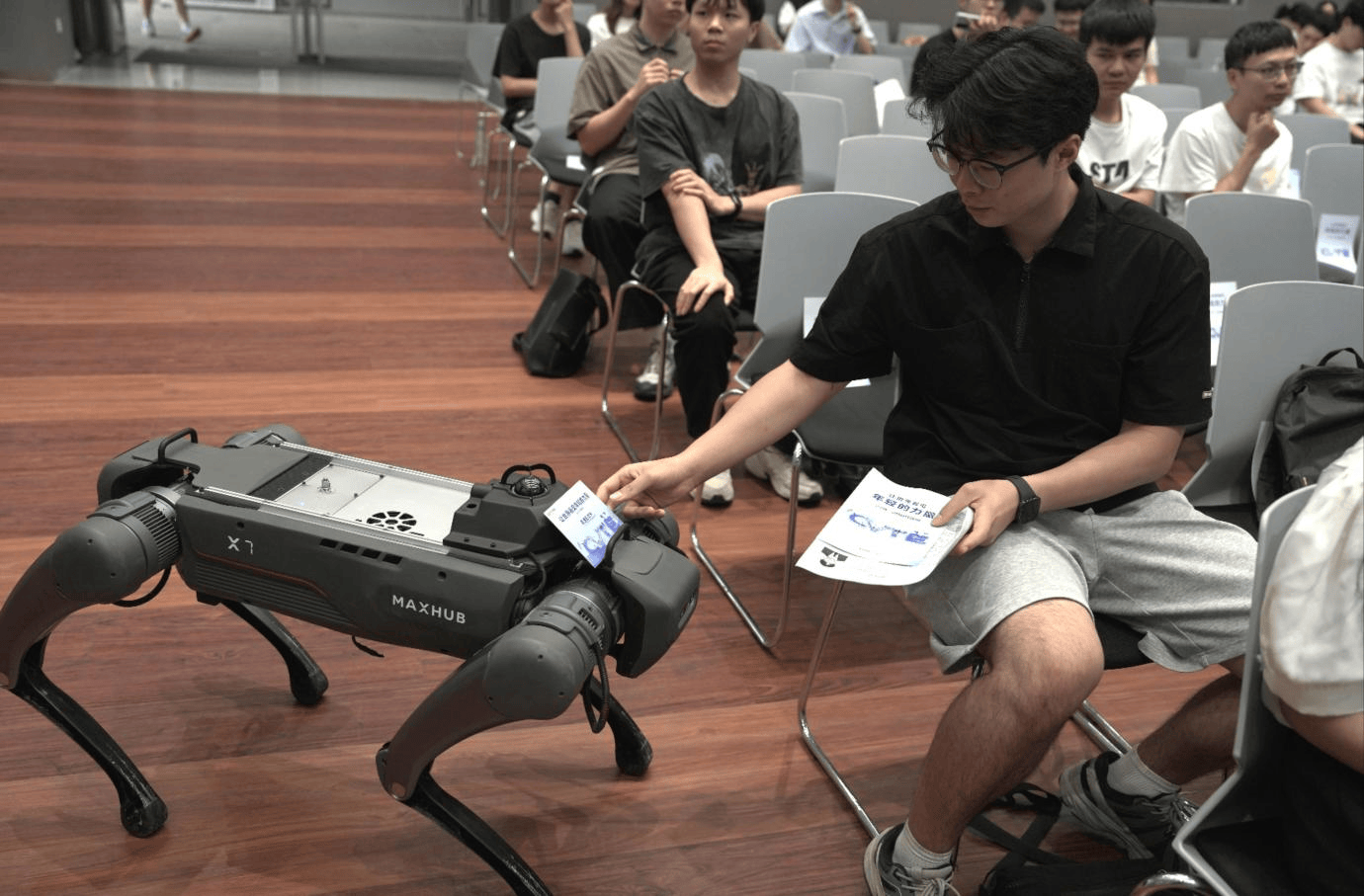 2026届校园招聘大战“秀肌肉”，穗企派机器狗进高校抢人