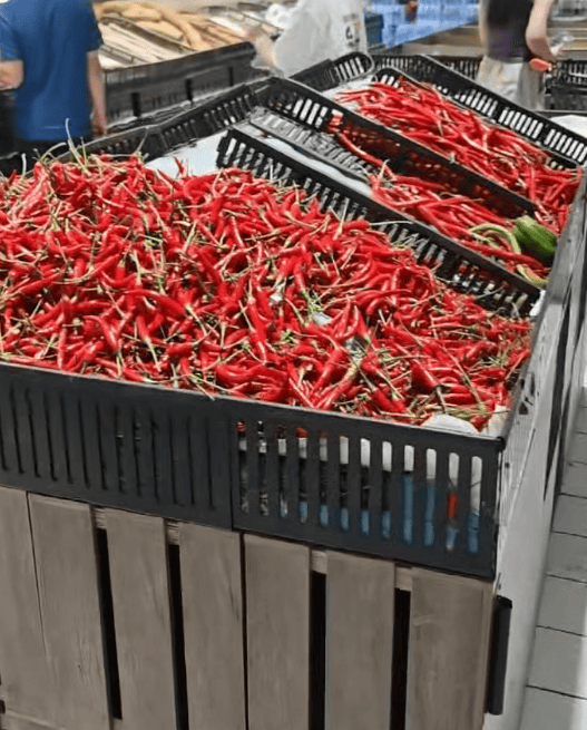 台风“桦加沙”即将登陆，广东一超市只剩辣椒：广东人最后的倔强，路过的看都不看一眼