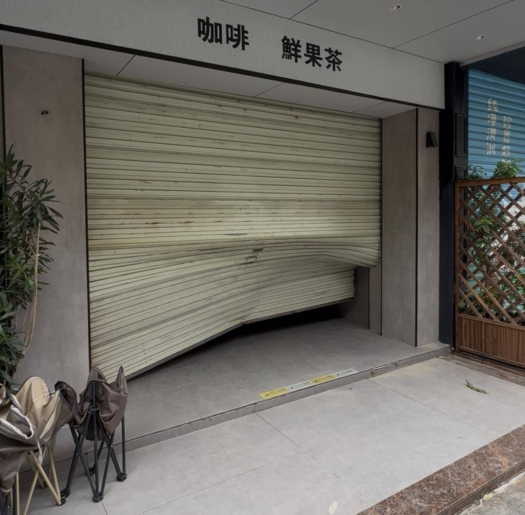 台风天珠海一司机驾越野车造浪冲破多家店玻璃，警方：行拘10日！