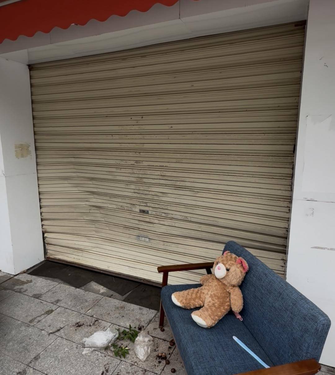 台风天珠海一司机驾越野车造浪冲破多家店玻璃，警方：行拘10日！