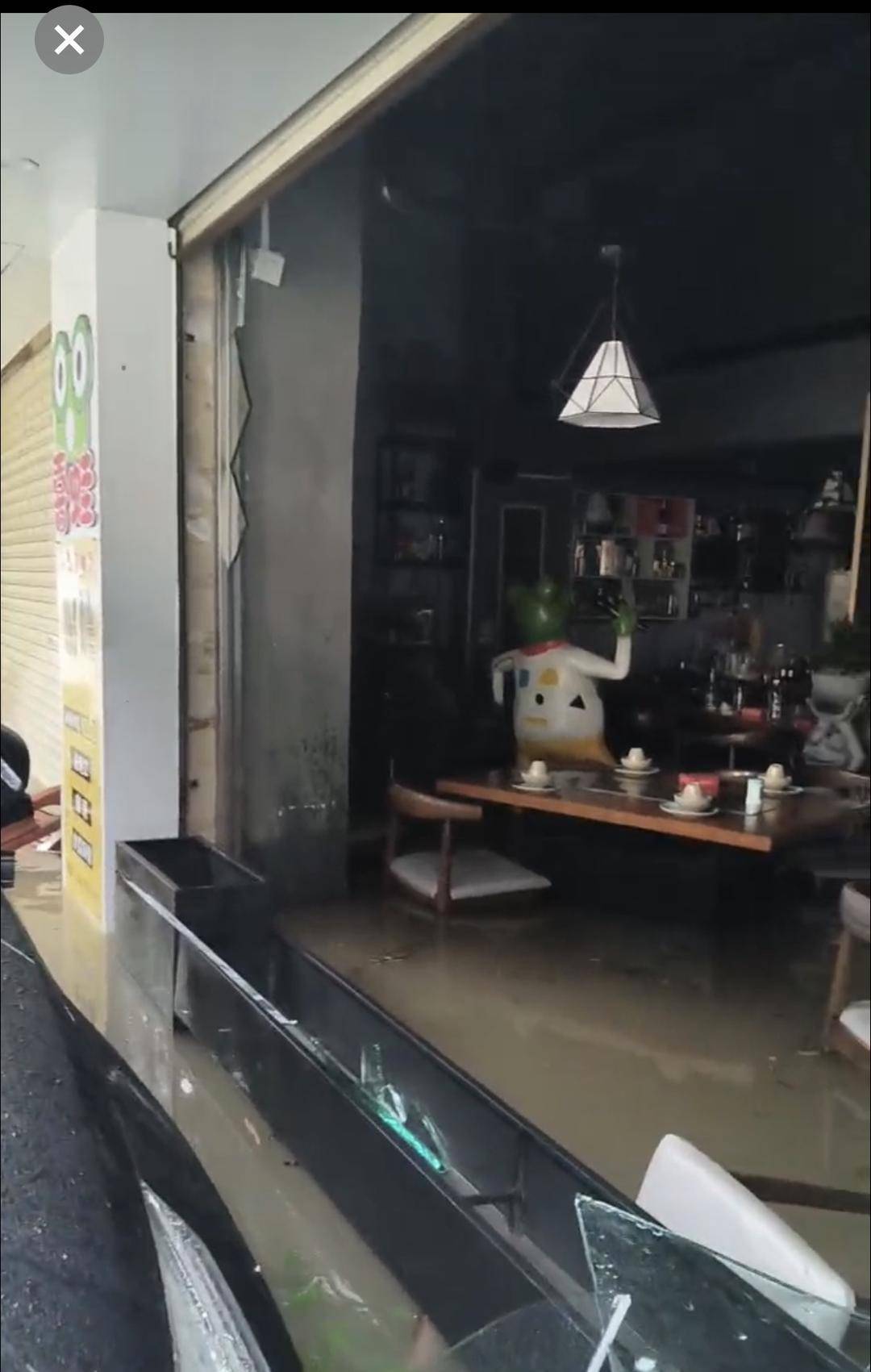 台风天珠海一司机驾越野车造浪冲破多家店玻璃，警方：行拘10日！