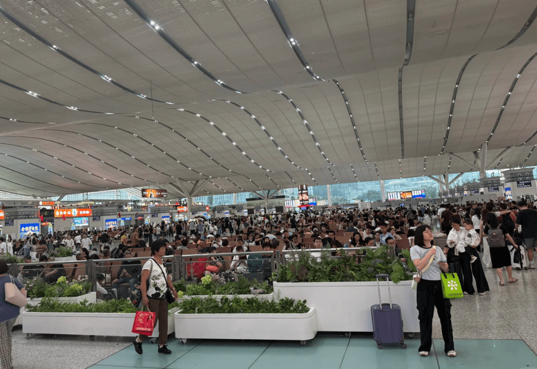 “不亚于春节回家”！凌晨5点，深圳有人已经堵在路上……