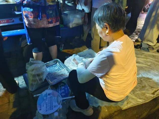 被流量砸中的“鸡排哥”：炸到中暑，每天睡三四个小时，怕辜负顾客不舍得休息