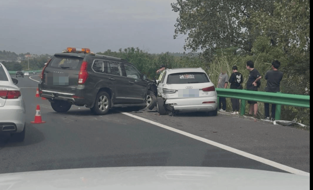 “司机像没意识了一样！”男子称SUV在高速上慢行、撞上石墩也不停，交警：司机目前无生命危险