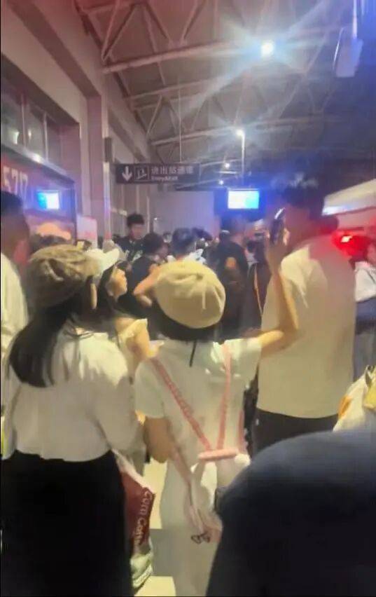 大连地铁发生故障停运一小时，目击者称看到120和警车，工作人员否认列车和人相撞，故障原因在落实中