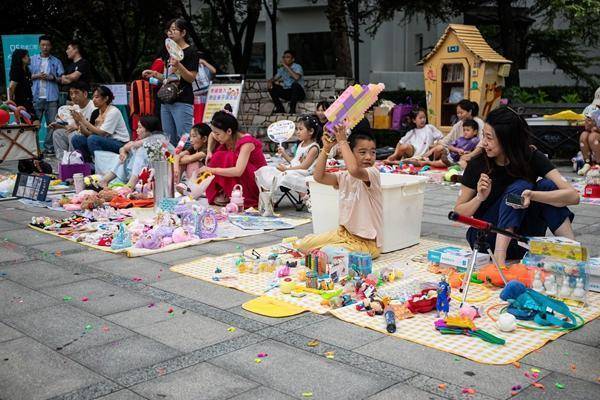 当年轻人走进二手市场：“买二手是年轻人更聪明的选择”
