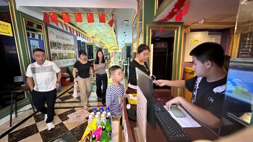 国庆档热片扎堆 市民“观影过节”成新潮流