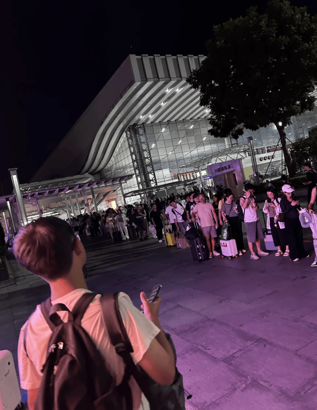 深圳北站凌晨返深被刷爆！附近叫车超200人？别慌！公交地铁加班护送