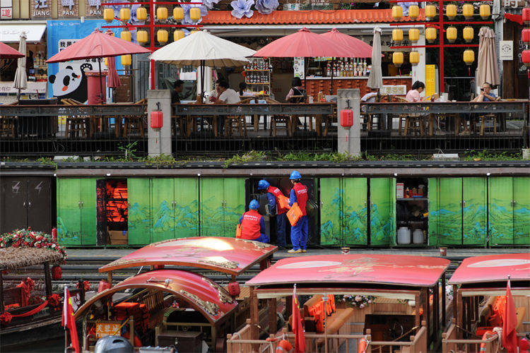 阖家团圆时，他们守护蓉城灯火