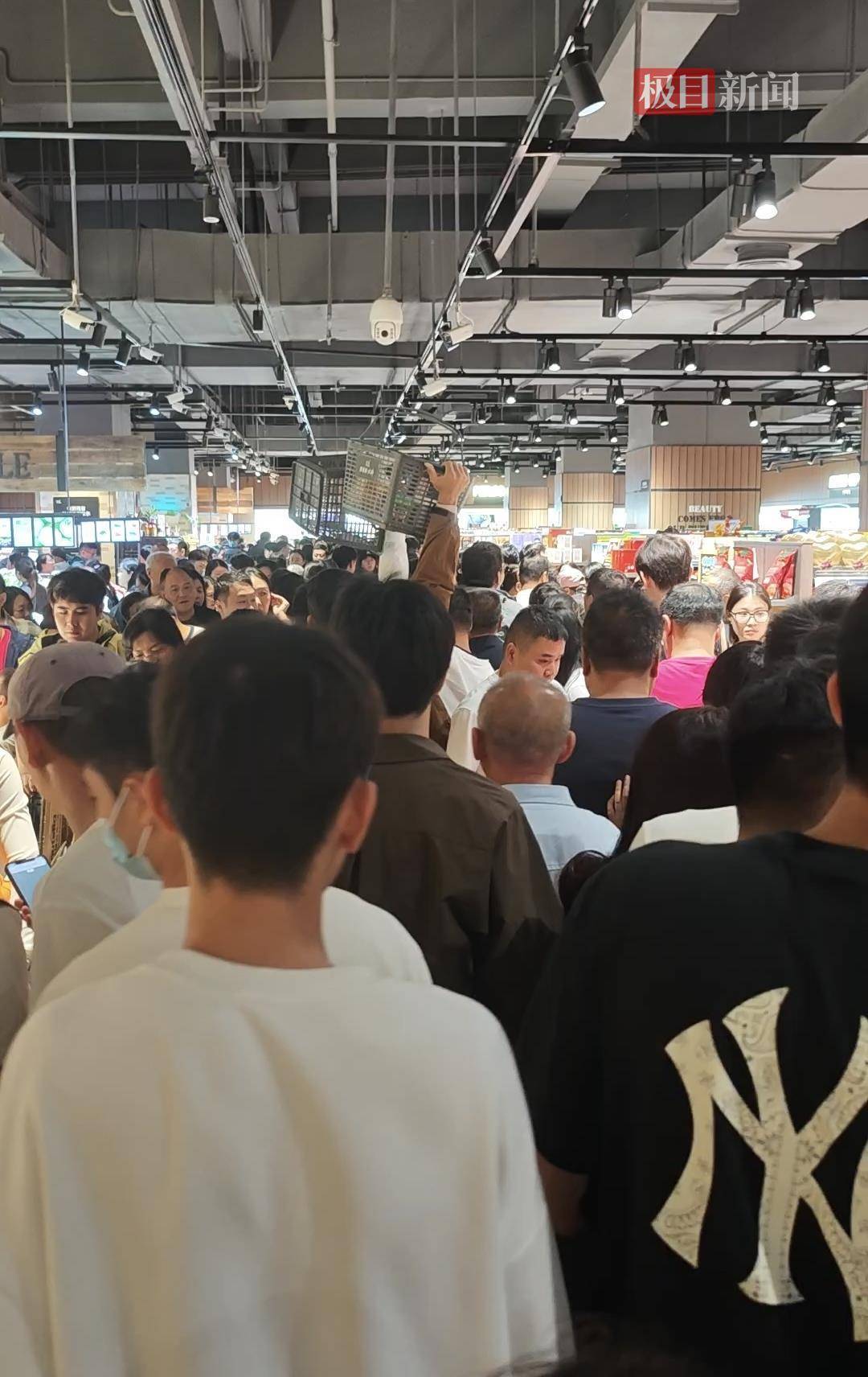 中秋夜的新乡胖东来能有多少人？多个收银口排起长队，有顾客举着购物篮在人群中穿行