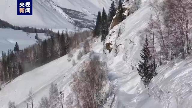 新疆喀纳斯景区遭遇降温降雪，道路仍处于管制状态