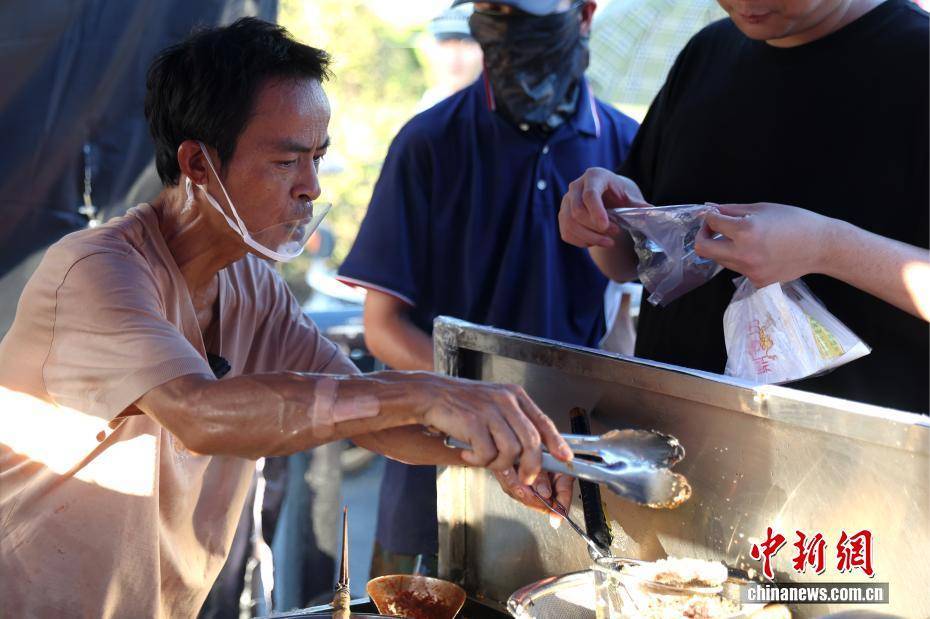江西景德镇“鸡排哥”的中秋节：摊位成景 坚守为客