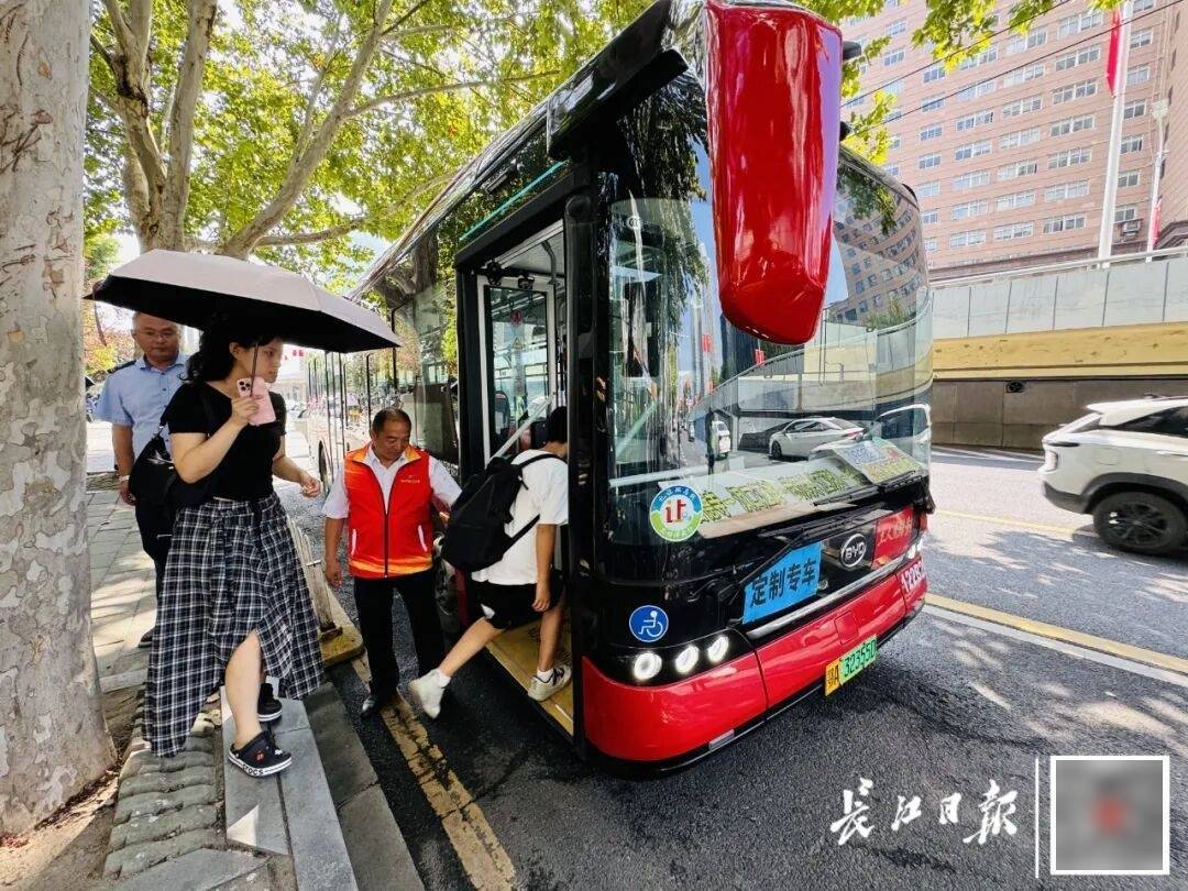 暴增10多倍！武汉这条公交突然火了，大批人赶来坐