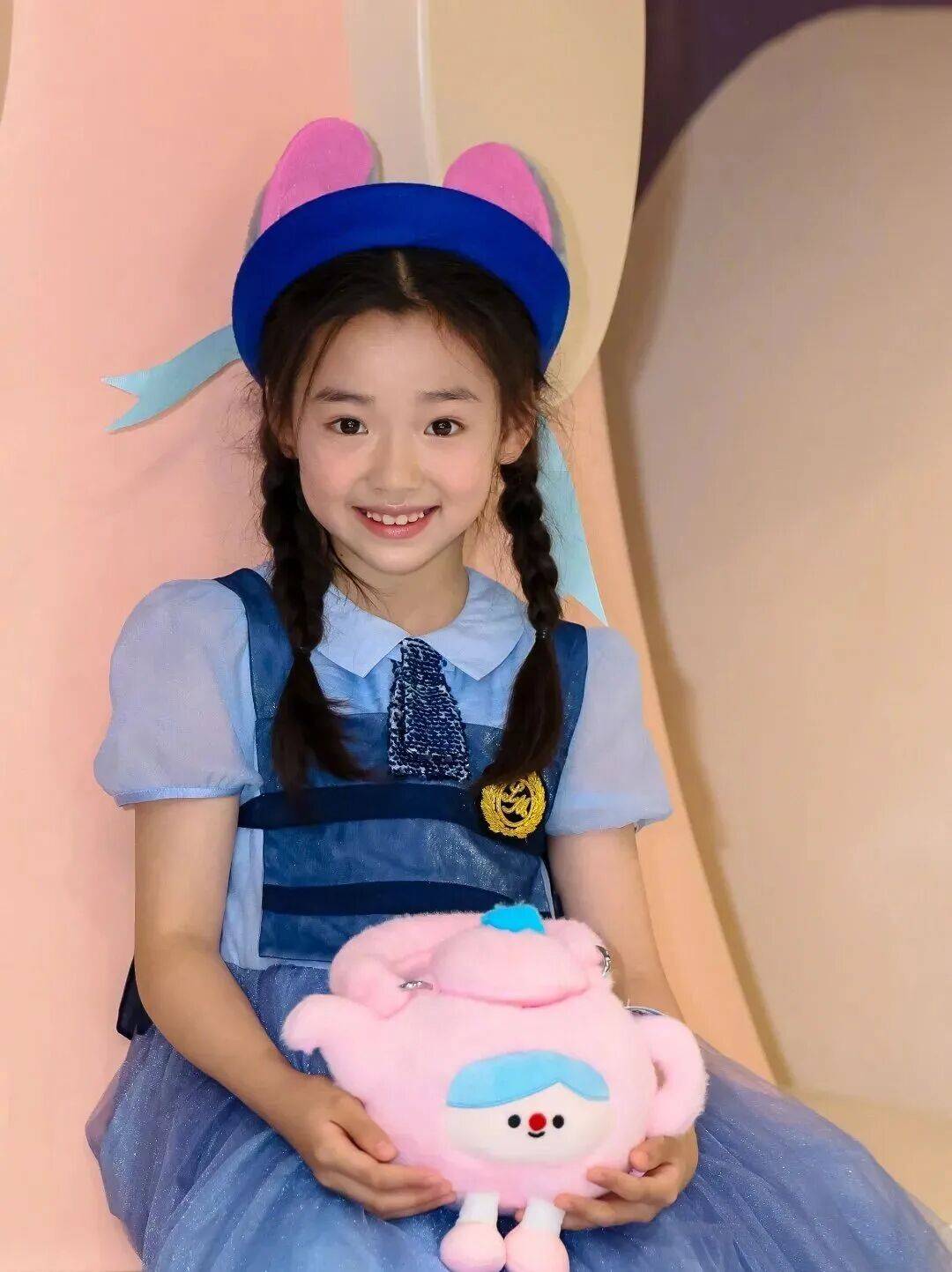 9岁小酒窝，大大方方成顶流