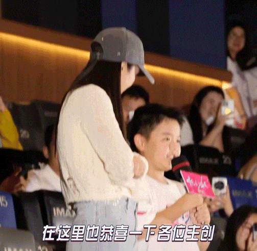 9岁小酒窝，大大方方成顶流