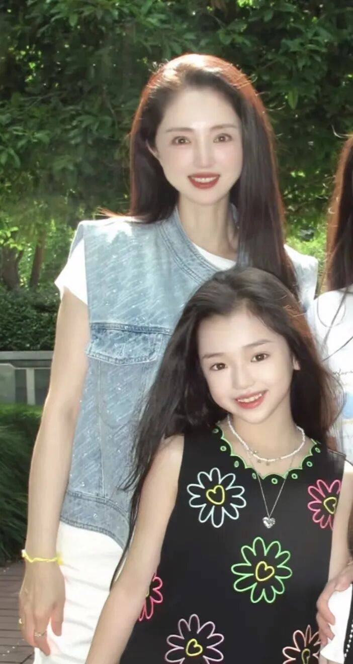 9岁小酒窝，大大方方成顶流