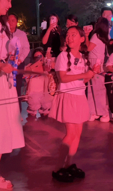 9岁小酒窝，大大方方成顶流