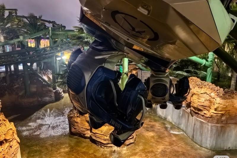 北京环球影城客服就“设备雨中悬停”致歉！游客：还闻到糊味