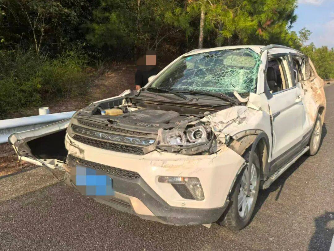 “我撒谎天打雷劈！”男子高速突然强行变道致翻车，反诬赖对方