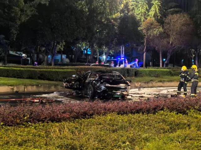 小米SU7碰撞起火路人救援打不开车门 驾驶员已遇难