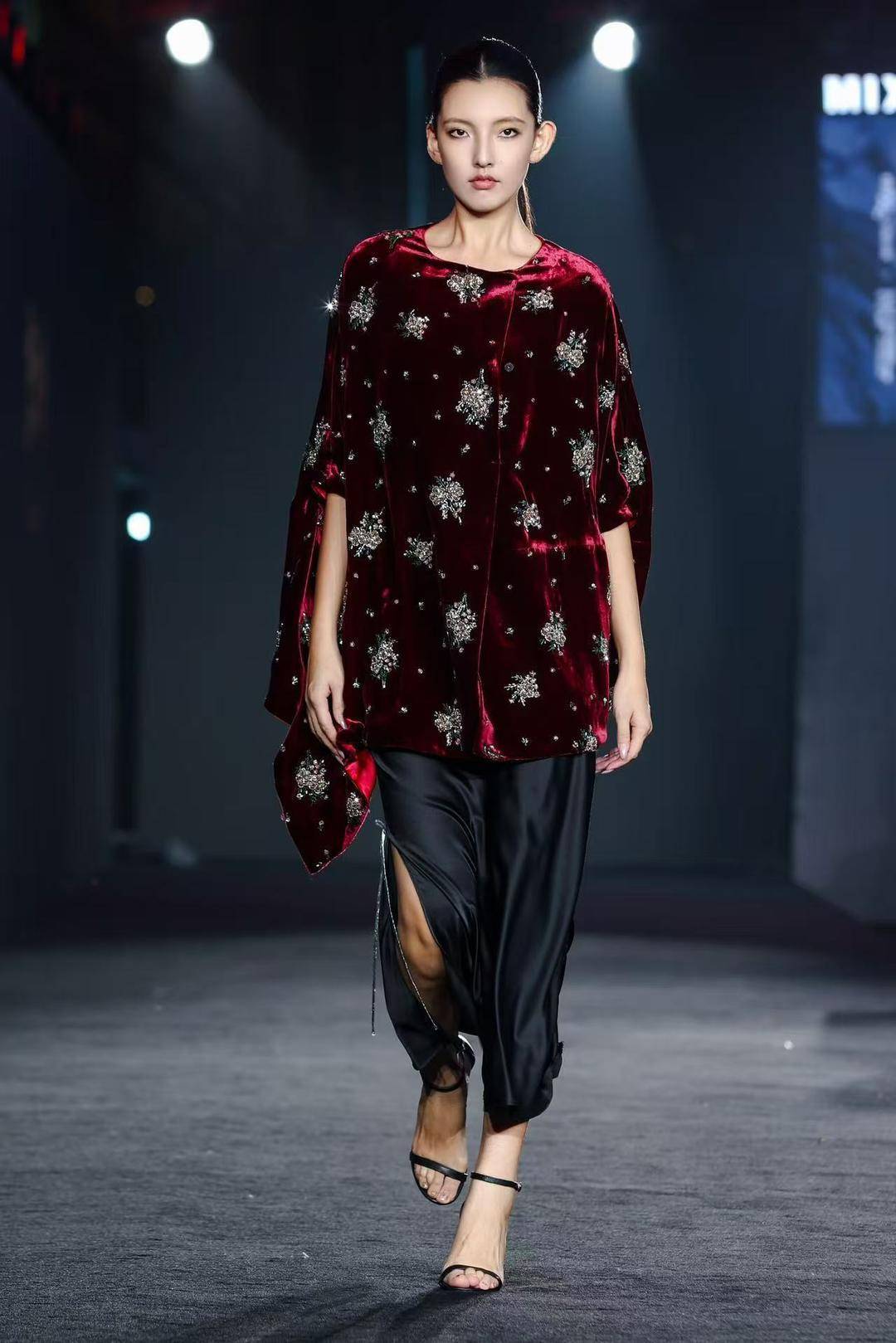 非遗惊艳、萌娃抢镜、大码模特出圈！南京国际时尚周看点太密