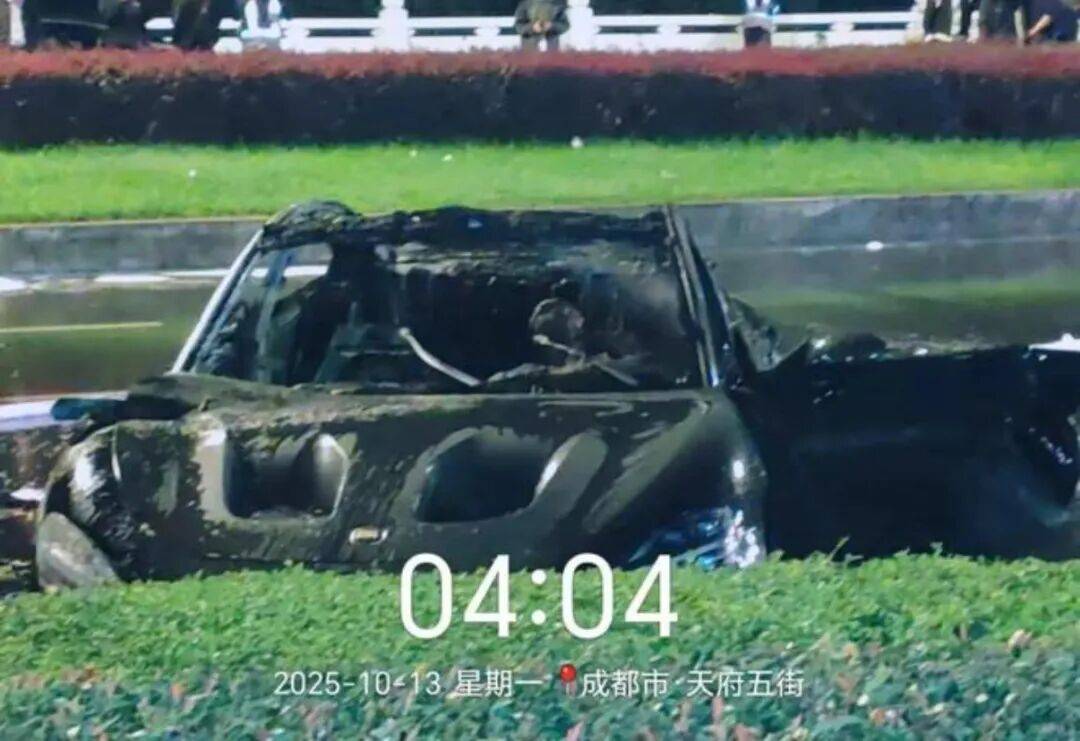 一辆SU7碰撞后爆燃，多人救援未果！小米股价重挫近8%！