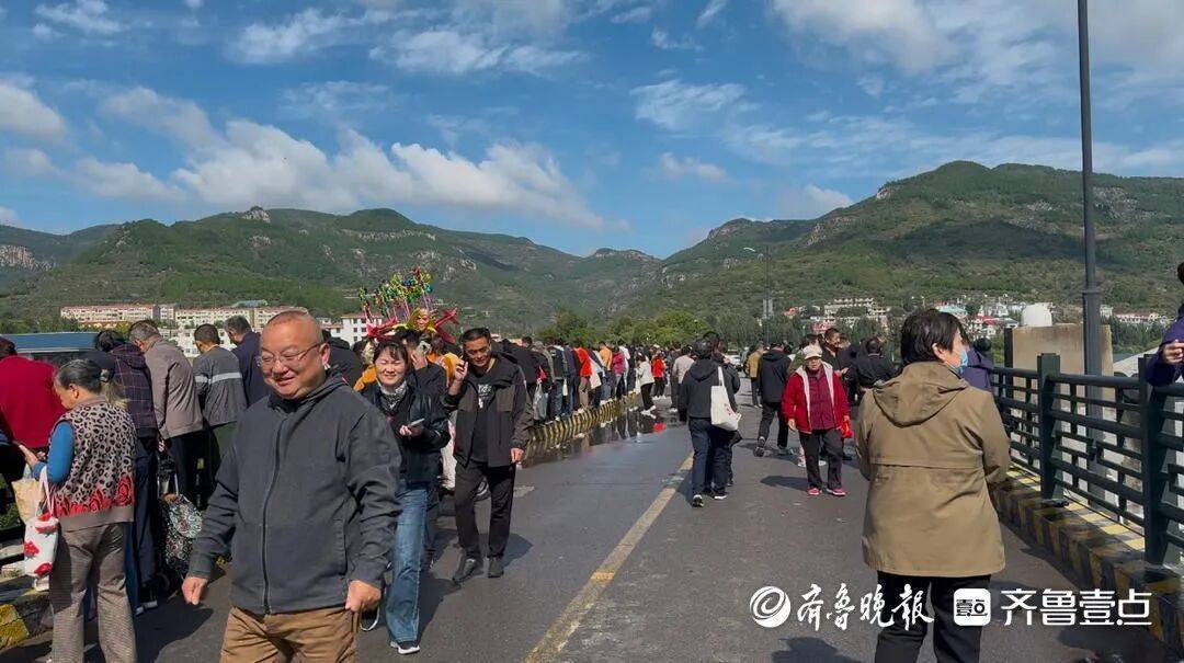 “鱼多得数不过来，一网子下去能捞好几条”济南锦绣川水库开闸放水，大量鲢鱼被冲出，工作人员：禁止捕捞！