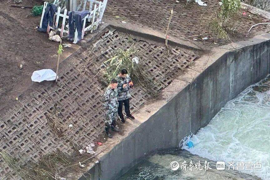“鱼多得数不过来，一网子下去能捞好几条”济南锦绣川水库开闸放水，大量鲢鱼被冲出，工作人员：禁止捕捞！